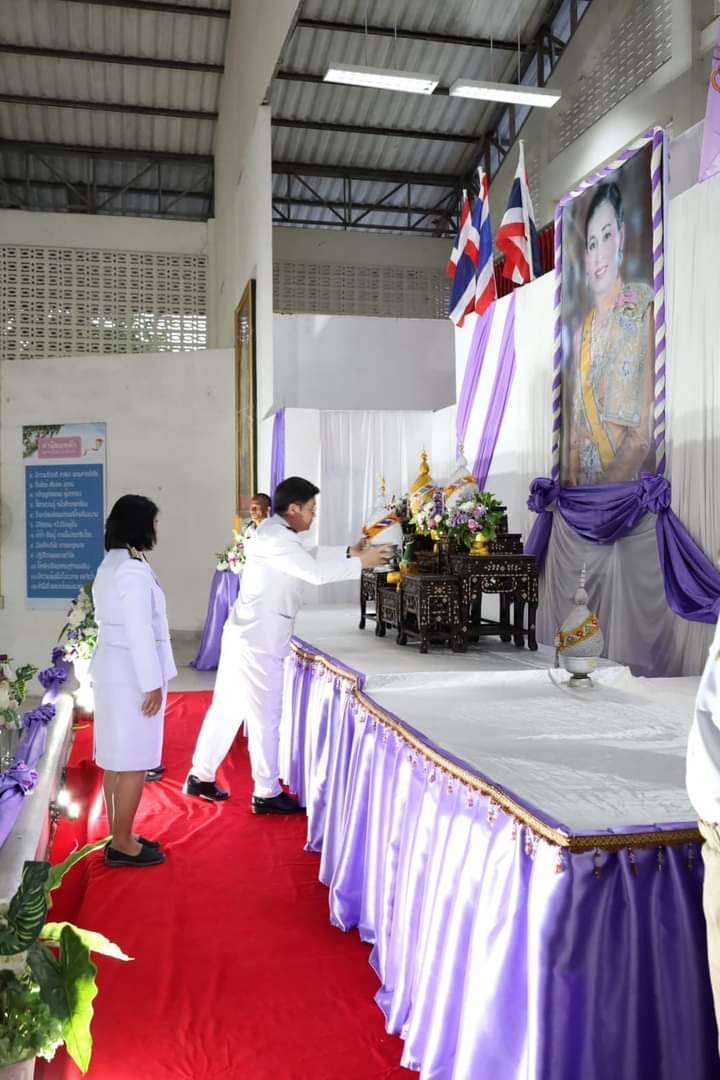 ถวายเครื่องราชสักการะ