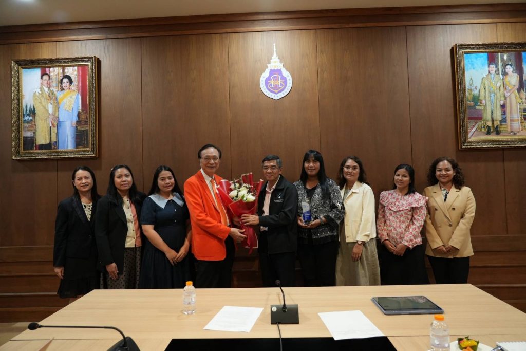 รับช่อดอกไม้จากอธิการบดี