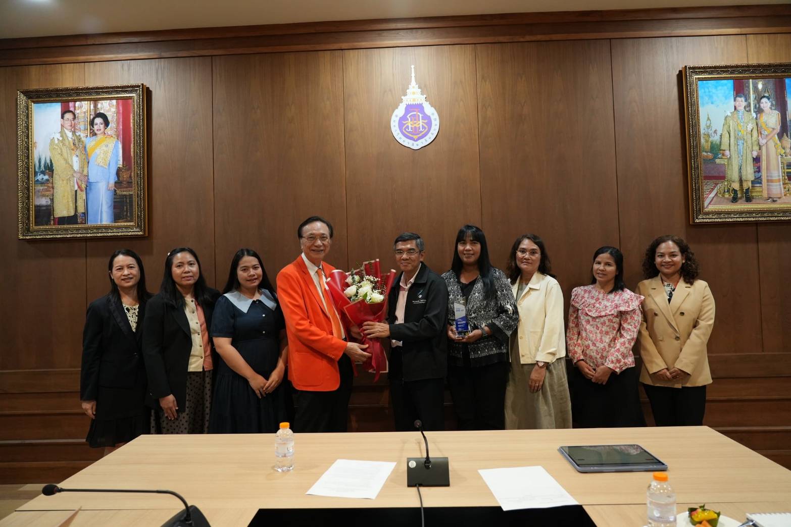 รับช่อดอกไม้จากอธิการบดี