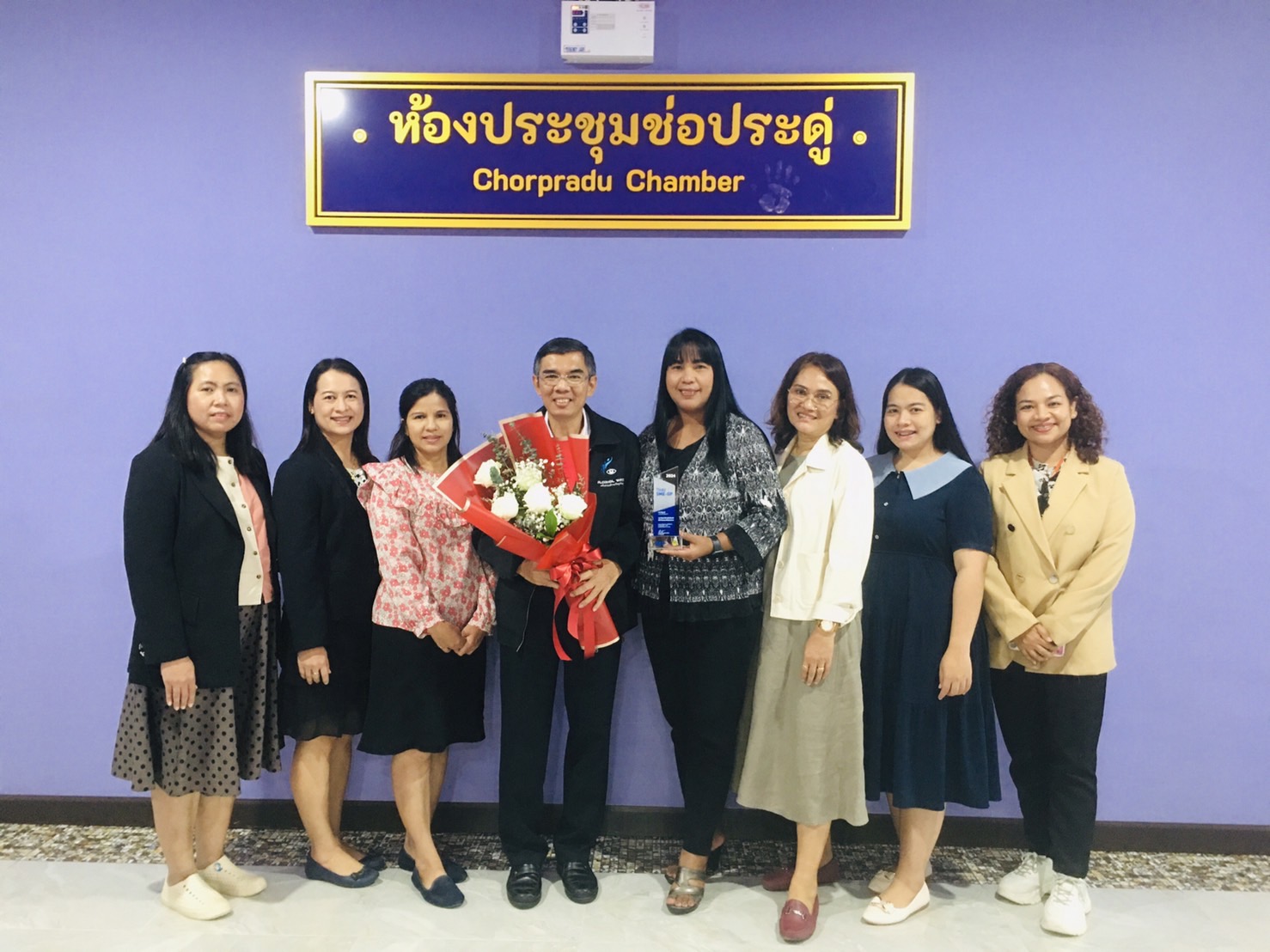 รับช่อดอกไม้จากอธิการบดี