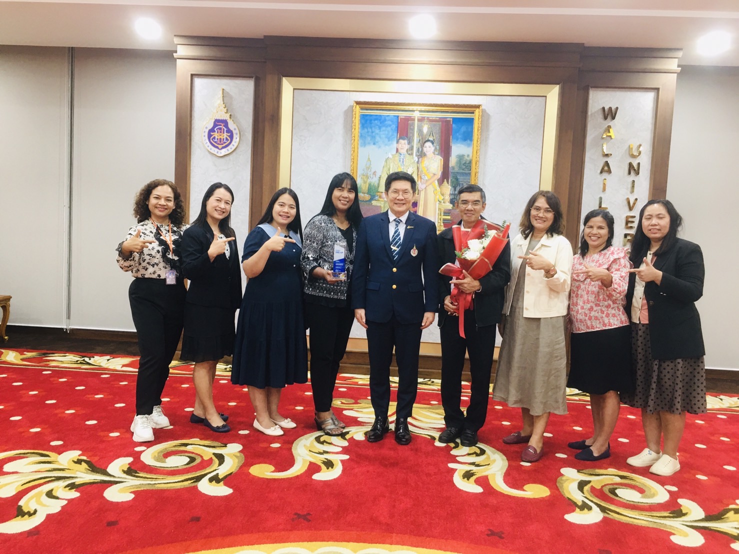 รับช่อดอกไม้จากอธิการบดี