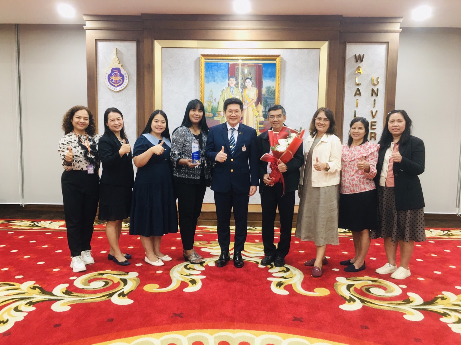 รับช่อดอกไม้จากอธิการบดี