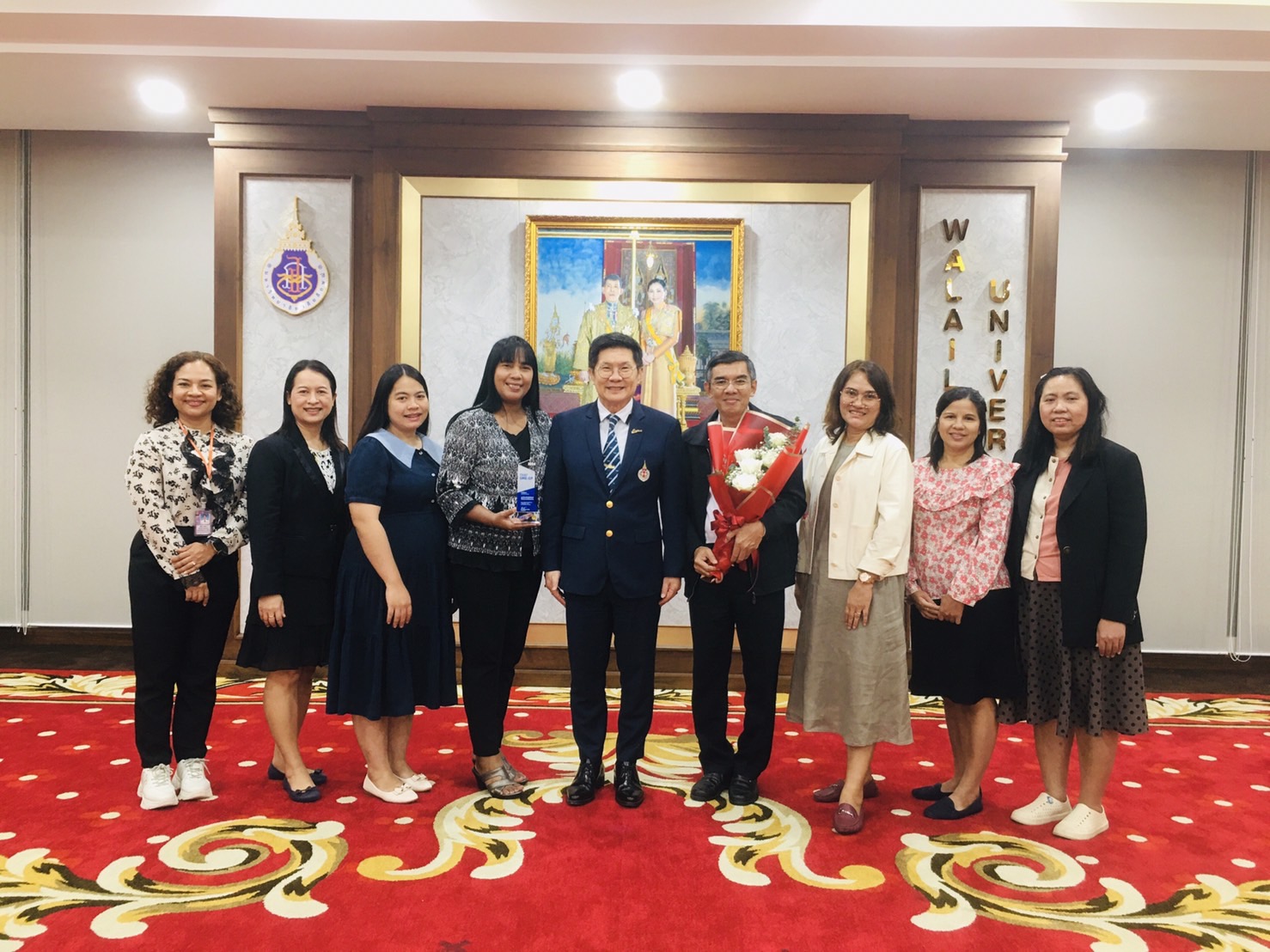 รับช่อดอกไม้จากอธิการบดี