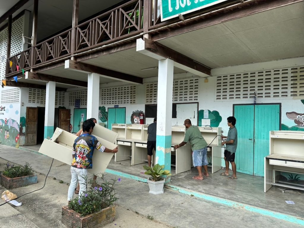 บริจาคค.โต๊ะอ่านหนังสือ