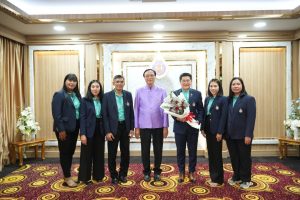 อธิการบดีมอบช่อดอกไม้