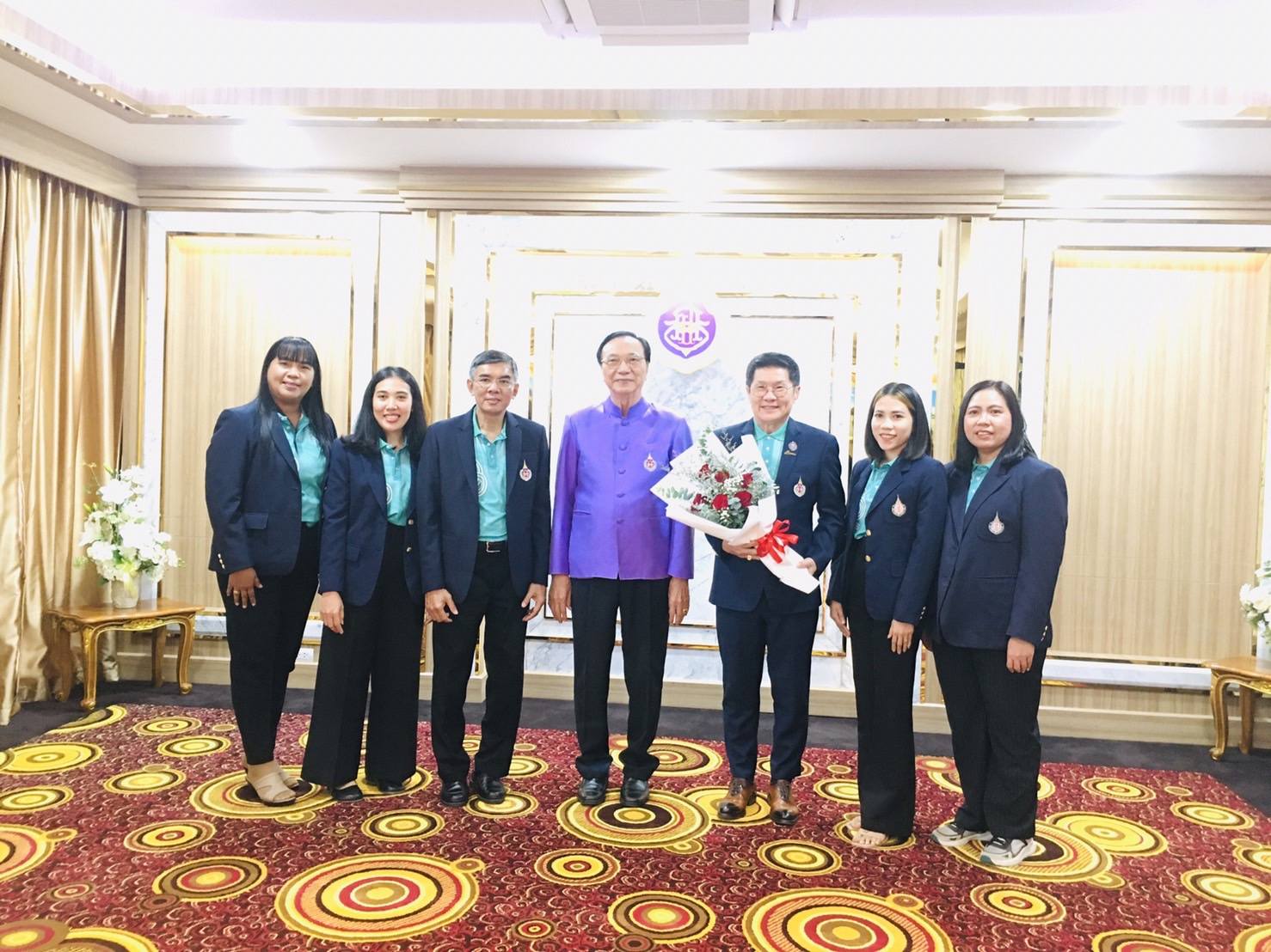 อธิการบดีมอบช่อดอกไม้