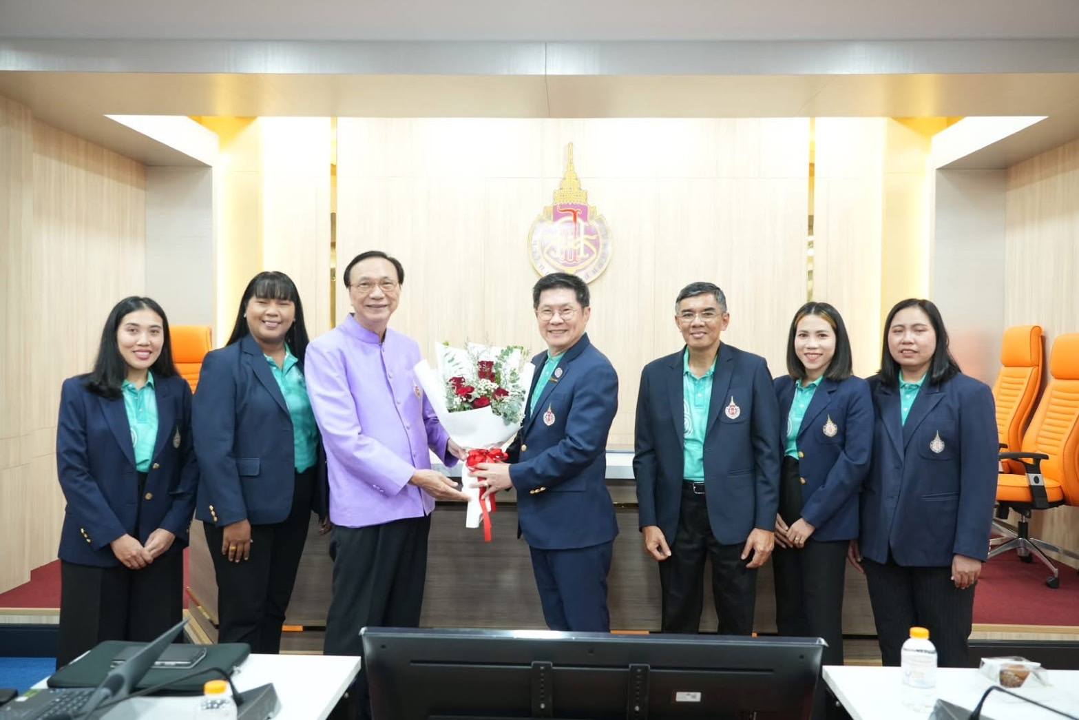 อธิการบดีมอบช่อดอกไม้