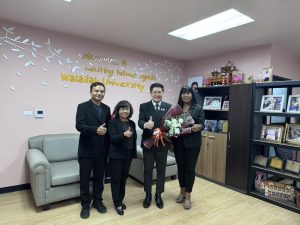 รับมอบช่อดอกไม้