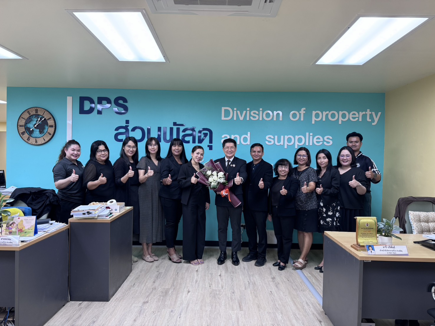 รับมอบช่อดอกไม้