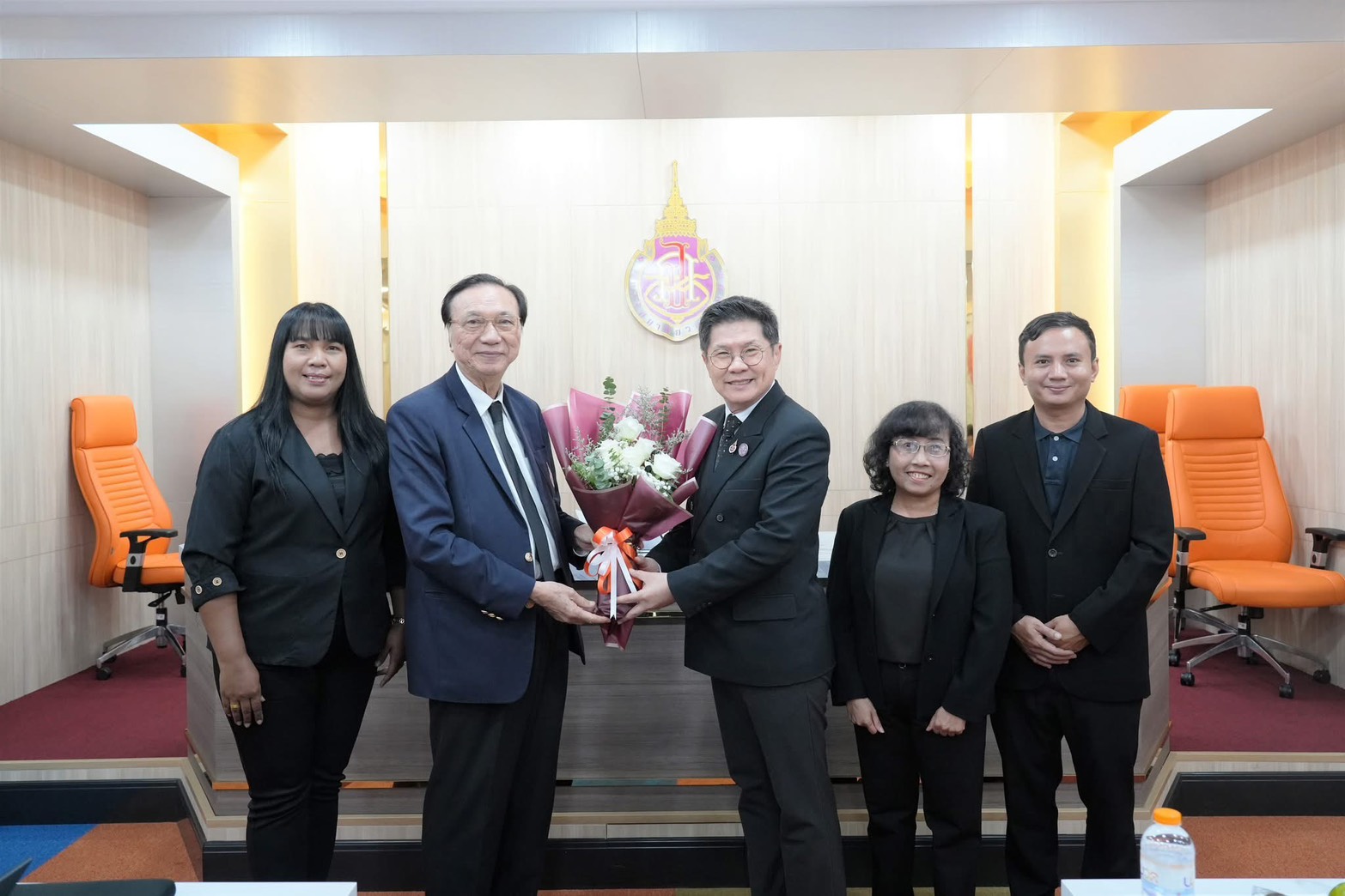 รับมอบช่อดอกไม้