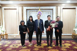 รับมอบช่อดอกไม้