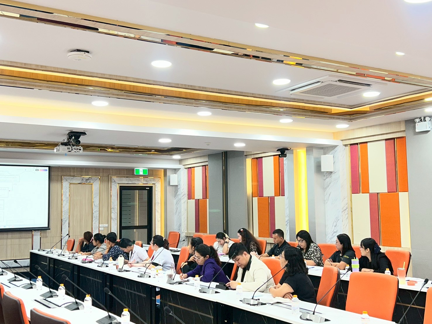 ประชุมนำเสนอขั้นตอนพัสดุ ศกพ.