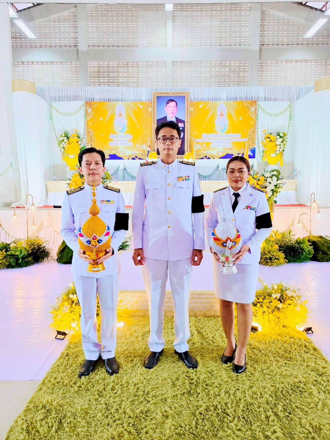 ถวายเครื่องราชสักการะ